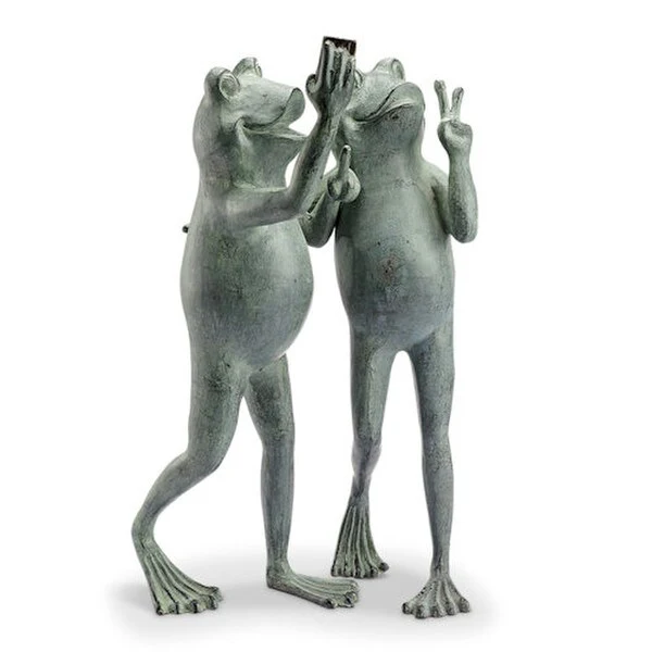 Selfie Frog Friends Garden Sculpture - Image 2
